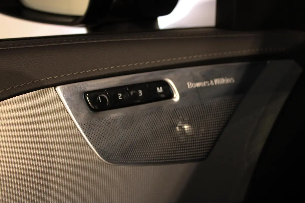 2.0 T8 Recharge AWD Ultra Dark B&W | PANO | LUCHT
