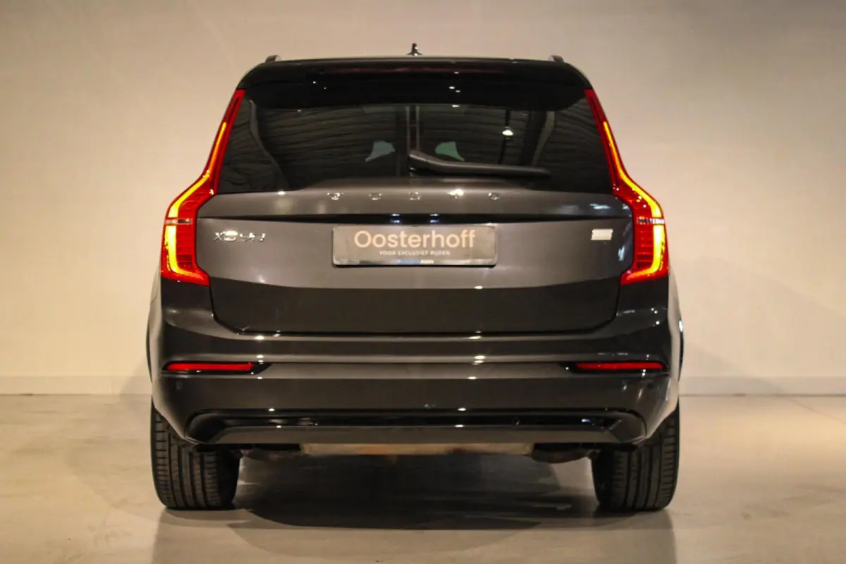 2.0 T8 Recharge AWD Ultra Dark B&W | PANO | LUCHT