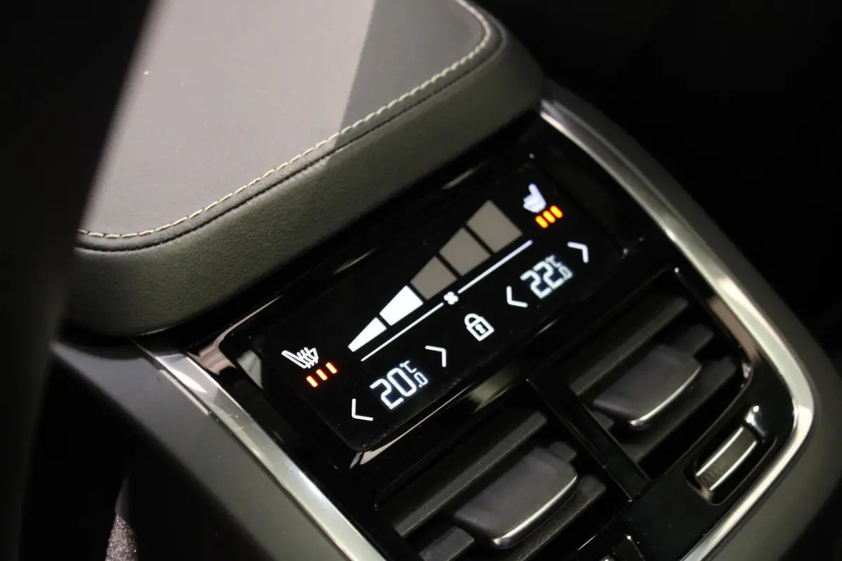 2.0 T8 Recharge AWD Ultra Dark B&W | PANO | LUCHT