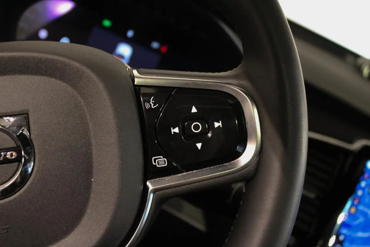 2.0 T8 Recharge AWD Ultra Dark B&W | PANO | LUCHT