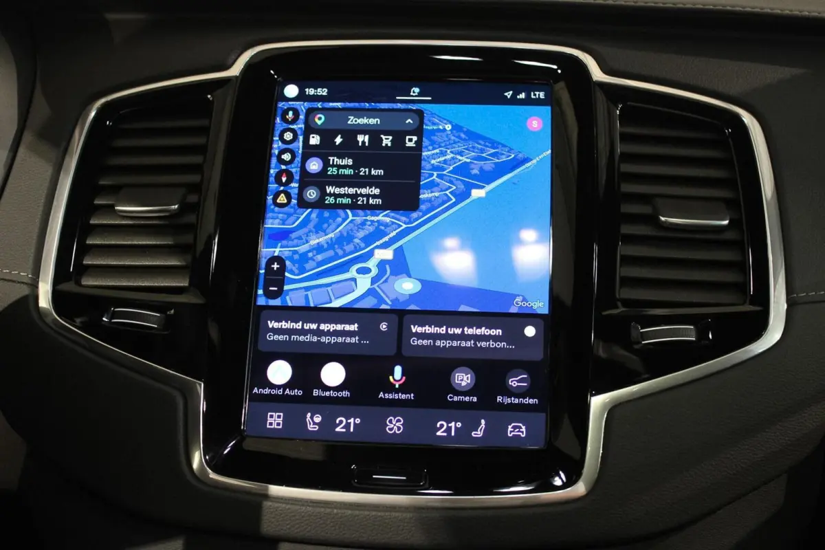 2.0 T8 Recharge AWD Ultra Dark B&W | PANO | LUCHT