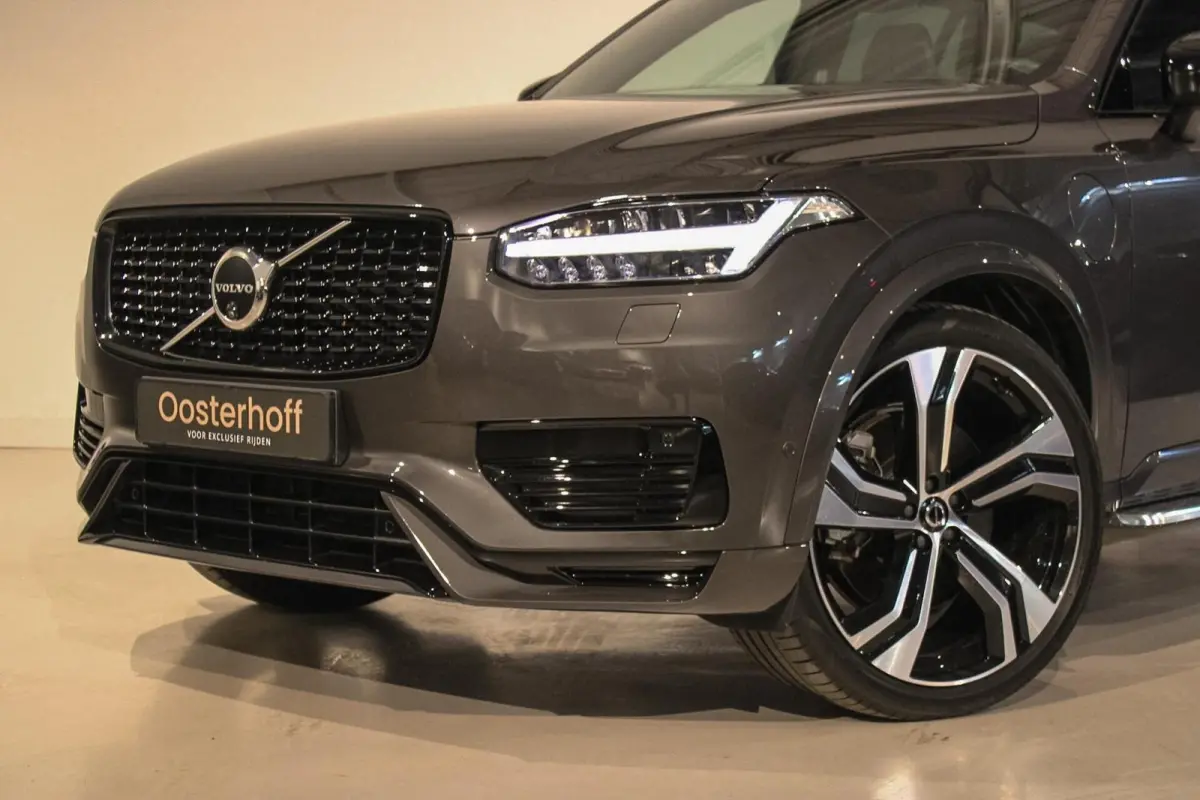 2.0 T8 Recharge AWD Ultra Dark B&W | PANO | LUCHT