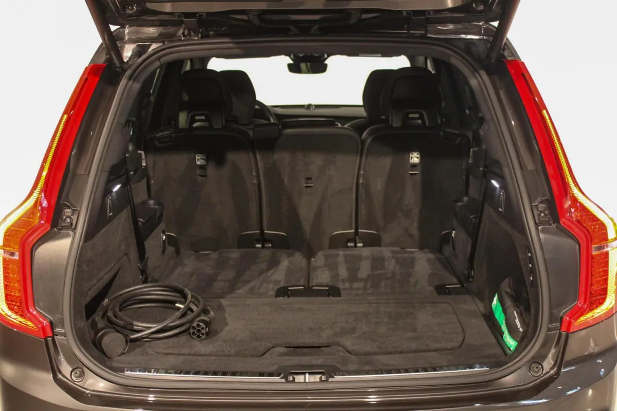 2.0 T8 Recharge AWD Ultra Dark B&W | PANO | LUCHT