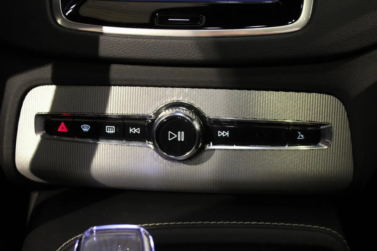 2.0 T8 Recharge AWD Ultra Dark B&W | PANO | LUCHT