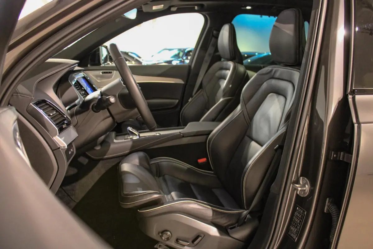 2.0 T8 Recharge AWD Ultra Dark B&W | PANO | LUCHT