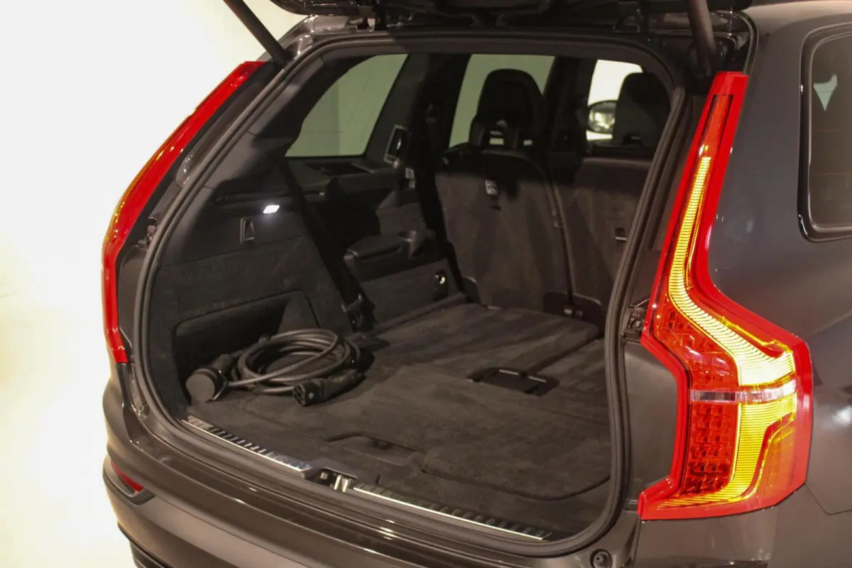 2.0 T8 Recharge AWD Ultra Dark B&W | PANO | LUCHT