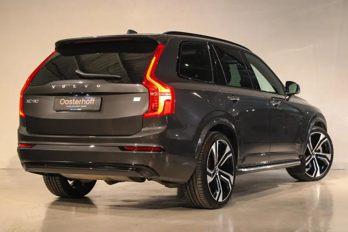 2.0 T8 Recharge AWD Ultra Dark B&W | PANO | LUCHT