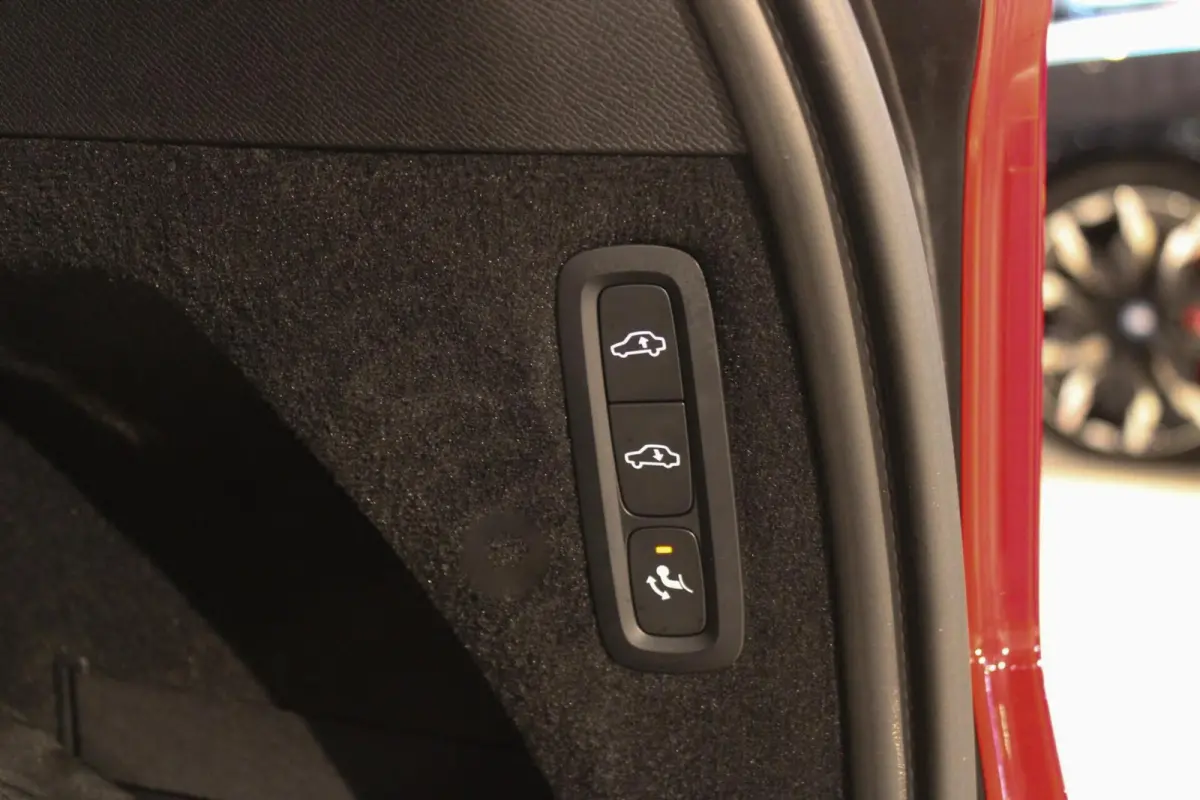 2.0 T8 Recharge AWD Ultra Dark B&W | PANO | LUCHT