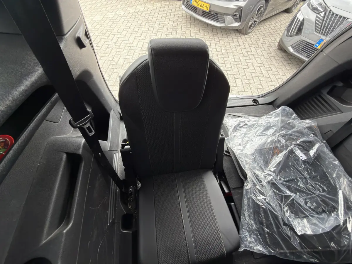 1.2 PureTech GT Black pack | Full map navigatie | Full LED | Keyless | Carplay/android auto | 19 inch lm velgen