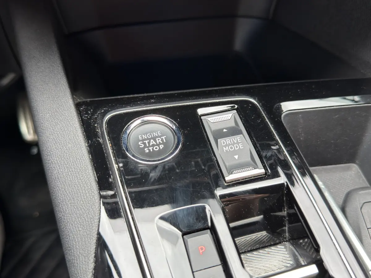 1.2 PureTech GT Black pack | Full map navigatie | Full LED | Keyless | Carplay/android auto | 19 inch lm velgen