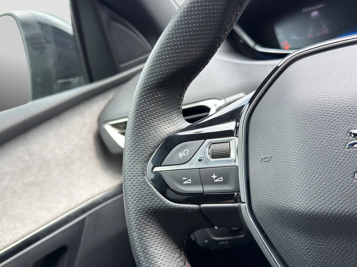 1.2 PureTech GT Black pack | Full map navigatie | Full LED | Keyless | Carplay/android auto | 19 inch lm velgen