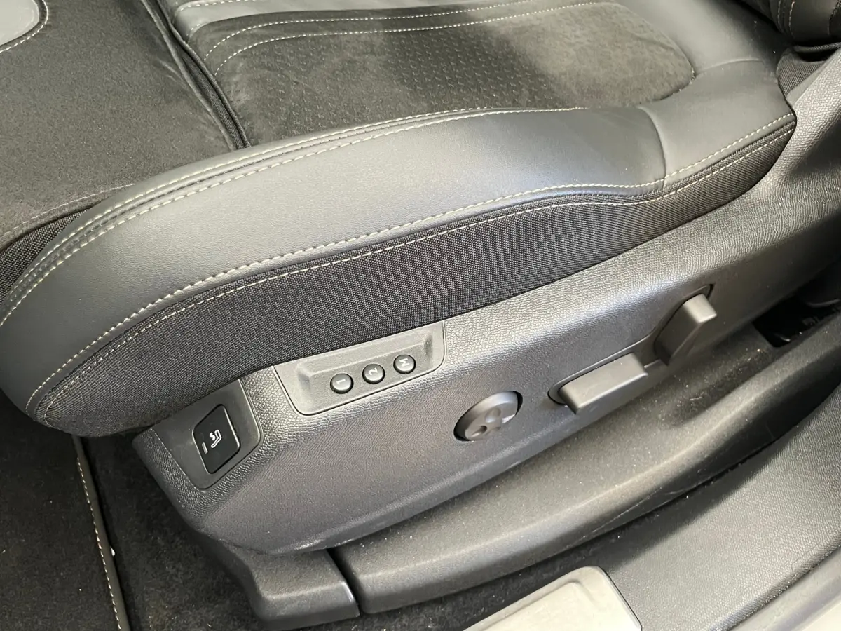 1.2 PureTech Blue Lease GT VOL!! | Panorama Dak | Alcantara stoelen met elek. verstelling en Massage | Stoelverwarming | Elek. Achterklep | Adaptieve Cruise | Carplay | Apple Carplay/Android