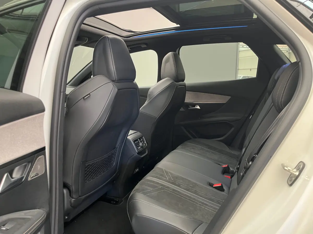1.2 PureTech Blue Lease GT VOL!! | Panorama Dak | Alcantara stoelen met elek. verstelling en Massage | Stoelverwarming | Elek. Achterklep | Adaptieve Cruise | Carplay | Apple Carplay/Android