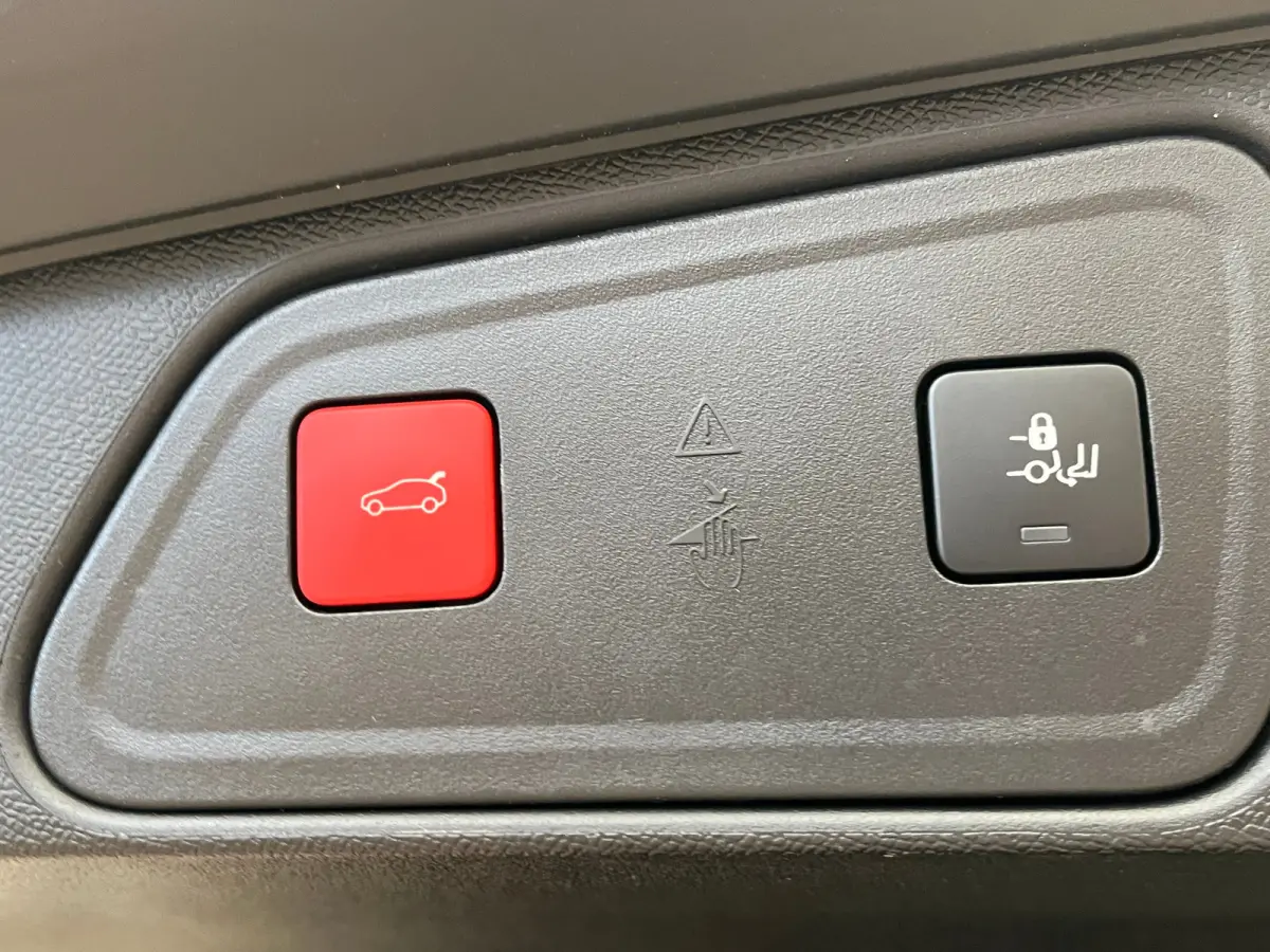 1.2 PureTech Blue Lease GT VOL!! | Panorama Dak | Alcantara stoelen met elek. verstelling en Massage | Stoelverwarming | Elek. Achterklep | Adaptieve Cruise | Carplay | Apple Carplay/Android