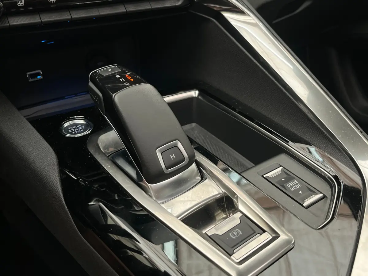 1.2 PureTech Blue Lease GT VOL!! | Panorama Dak | Alcantara stoelen met elek. verstelling en Massage | Stoelverwarming | Elek. Achterklep | Adaptieve Cruise | Carplay | Apple Carplay/Android