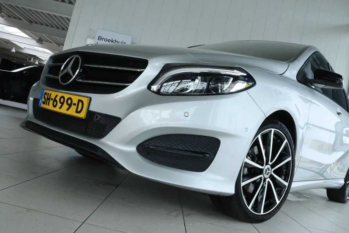 180 Ambition | Cruise Control | Navigatie | LED | Airco | Sensoren V/A | LMV |
