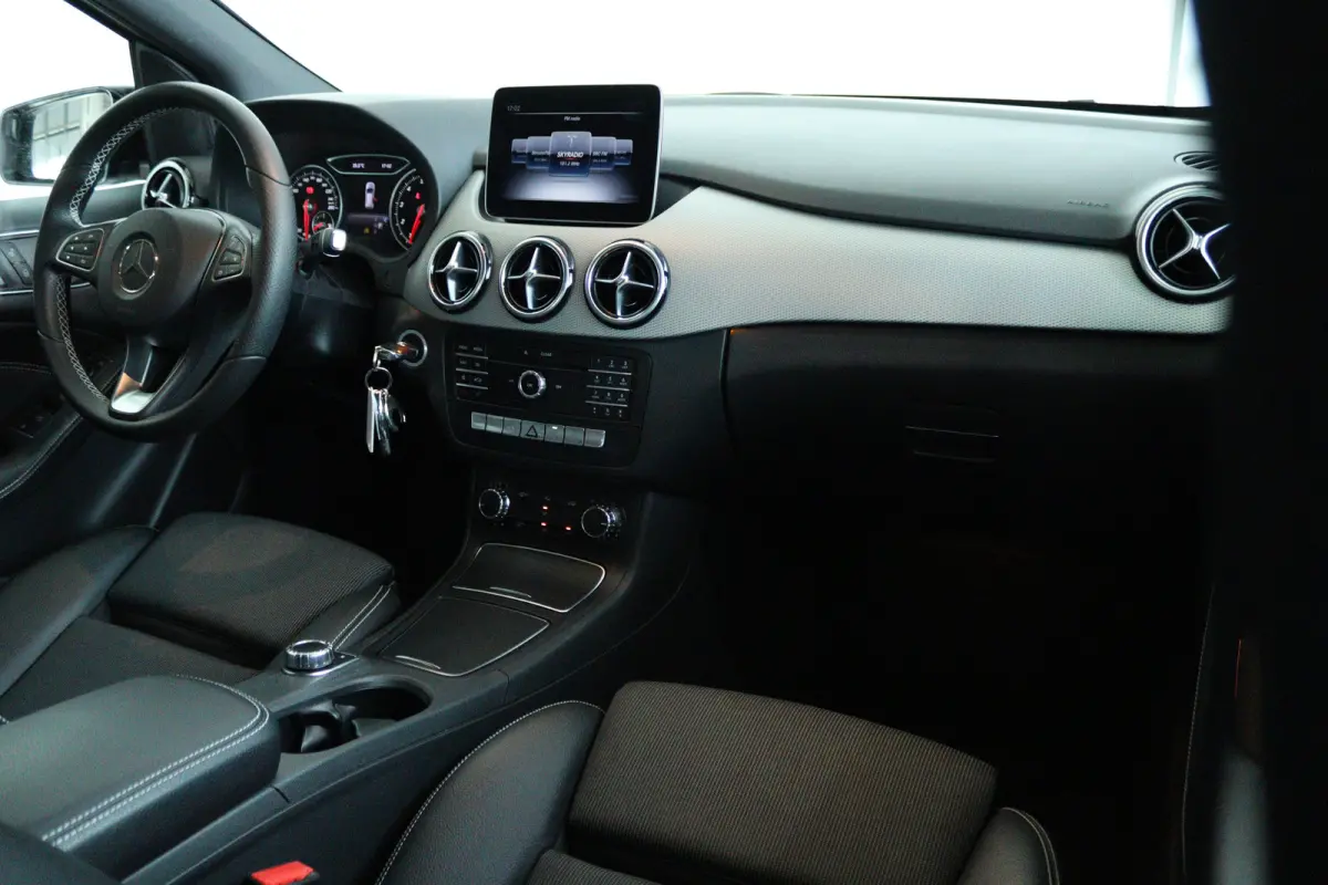 180 Ambition | Cruise Control | Navigatie | LED | Airco | Sensoren V/A | LMV |