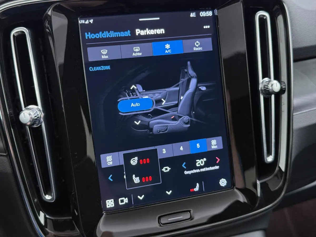 Recharge Core 69 kWh SOH 93%|VOLVO DEALER ONDERHOUDEN| ACHTERUITRIJCAMERA| PANORAMADAK| STOEL + STUURVERWARMING| RIJKLAARPRIJS INCL. 12 MAANDEN BOVAG GARANTIE|