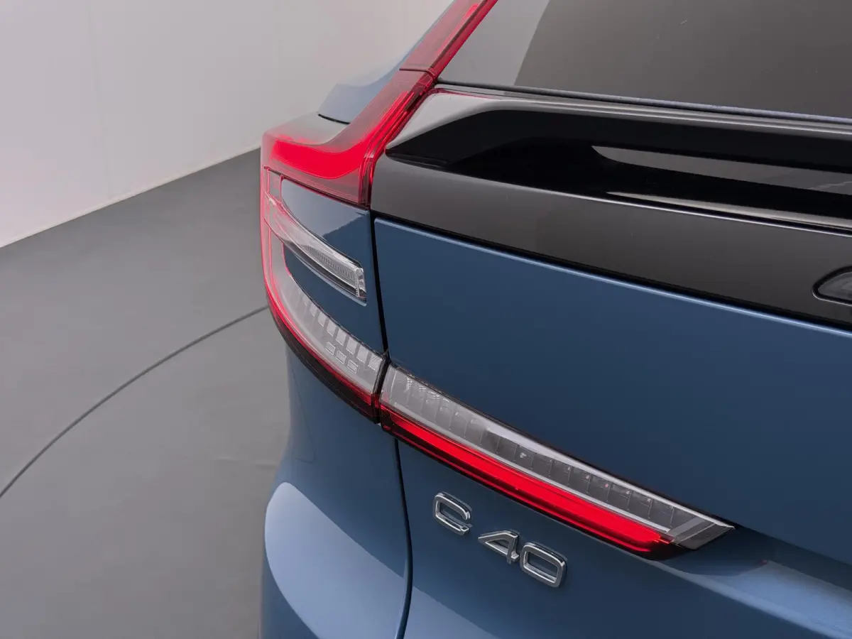 Recharge Core 69 kWh SOH 93%|VOLVO DEALER ONDERHOUDEN| ACHTERUITRIJCAMERA| PANORAMADAK| STOEL + STUURVERWARMING| RIJKLAARPRIJS INCL. 12 MAANDEN BOVAG GARANTIE|