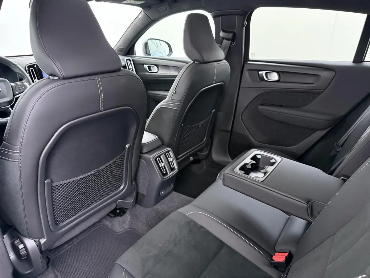 Recharge Core 69 kWh SOH 93%|VOLVO DEALER ONDERHOUDEN| ACHTERUITRIJCAMERA| PANORAMADAK| STOEL + STUURVERWARMING| RIJKLAARPRIJS INCL. 12 MAANDEN BOVAG GARANTIE|