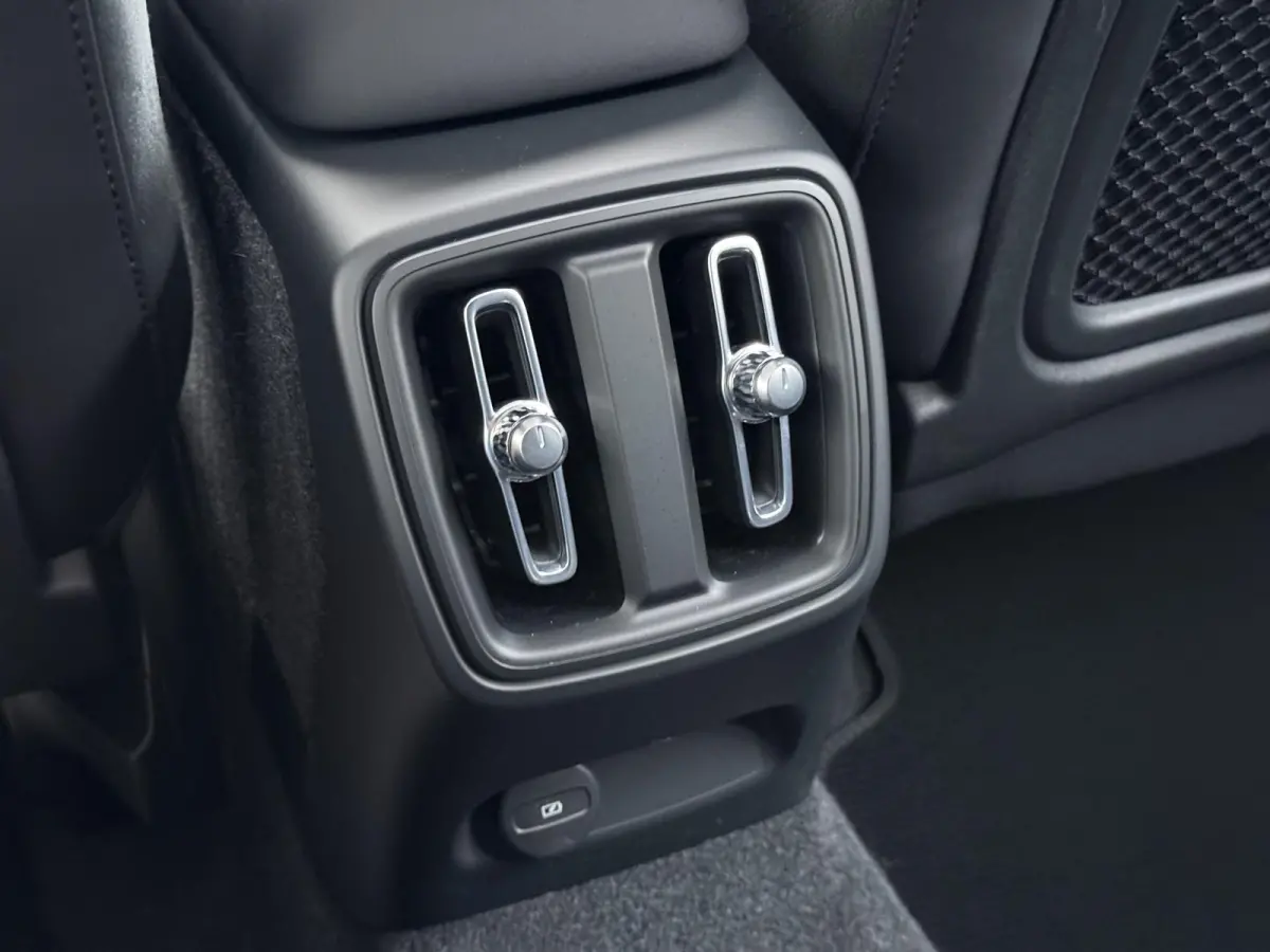 Recharge Core 69 kWh SOH 93%|VOLVO DEALER ONDERHOUDEN| ACHTERUITRIJCAMERA| PANORAMADAK| STOEL + STUURVERWARMING| RIJKLAARPRIJS INCL. 12 MAANDEN BOVAG GARANTIE|
