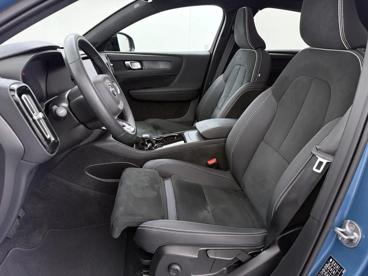 Recharge Core 69 kWh SOH 93%|VOLVO DEALER ONDERHOUDEN| ACHTERUITRIJCAMERA| PANORAMADAK| STOEL + STUURVERWARMING| RIJKLAARPRIJS INCL. 12 MAANDEN BOVAG GARANTIE|