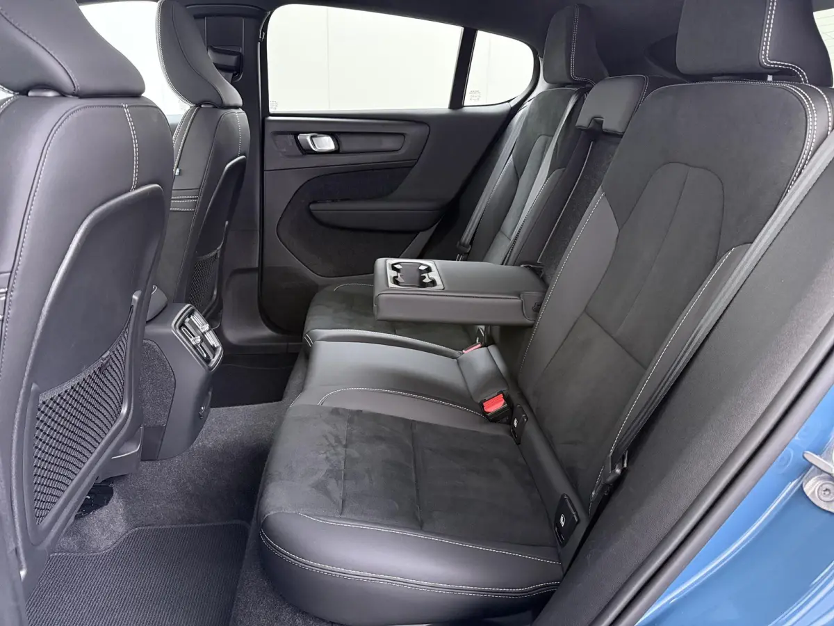 Recharge Core 69 kWh SOH 93%|VOLVO DEALER ONDERHOUDEN| ACHTERUITRIJCAMERA| PANORAMADAK| STOEL + STUURVERWARMING| RIJKLAARPRIJS INCL. 12 MAANDEN BOVAG GARANTIE|