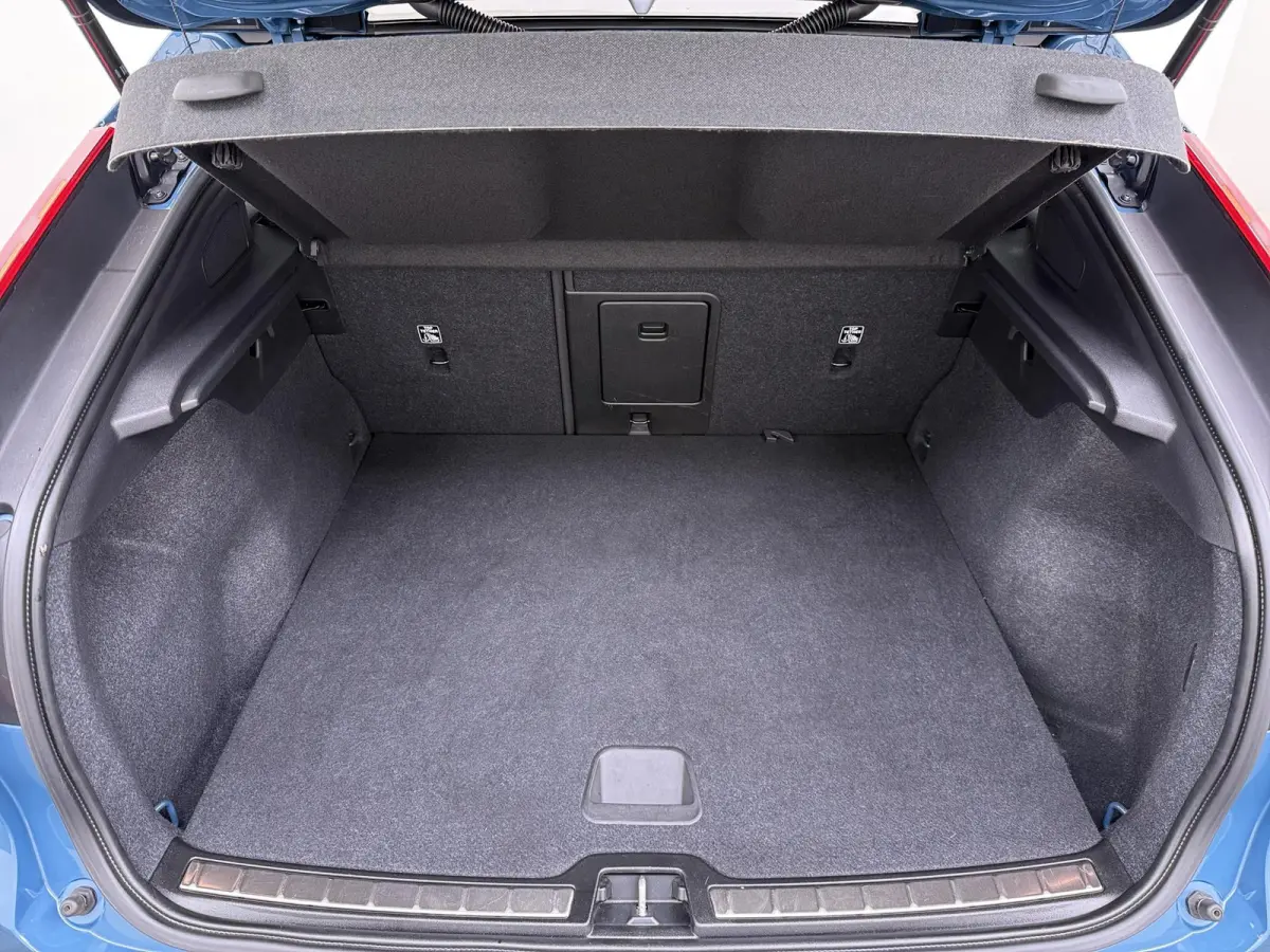 Recharge Core 69 kWh SOH 93%|VOLVO DEALER ONDERHOUDEN| ACHTERUITRIJCAMERA| PANORAMADAK| STOEL + STUURVERWARMING| RIJKLAARPRIJS INCL. 12 MAANDEN BOVAG GARANTIE|