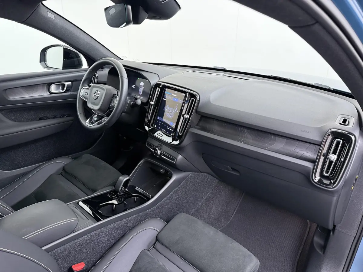 Recharge Core 69 kWh SOH 93%|VOLVO DEALER ONDERHOUDEN| ACHTERUITRIJCAMERA| PANORAMADAK| STOEL + STUURVERWARMING| RIJKLAARPRIJS INCL. 12 MAANDEN BOVAG GARANTIE|