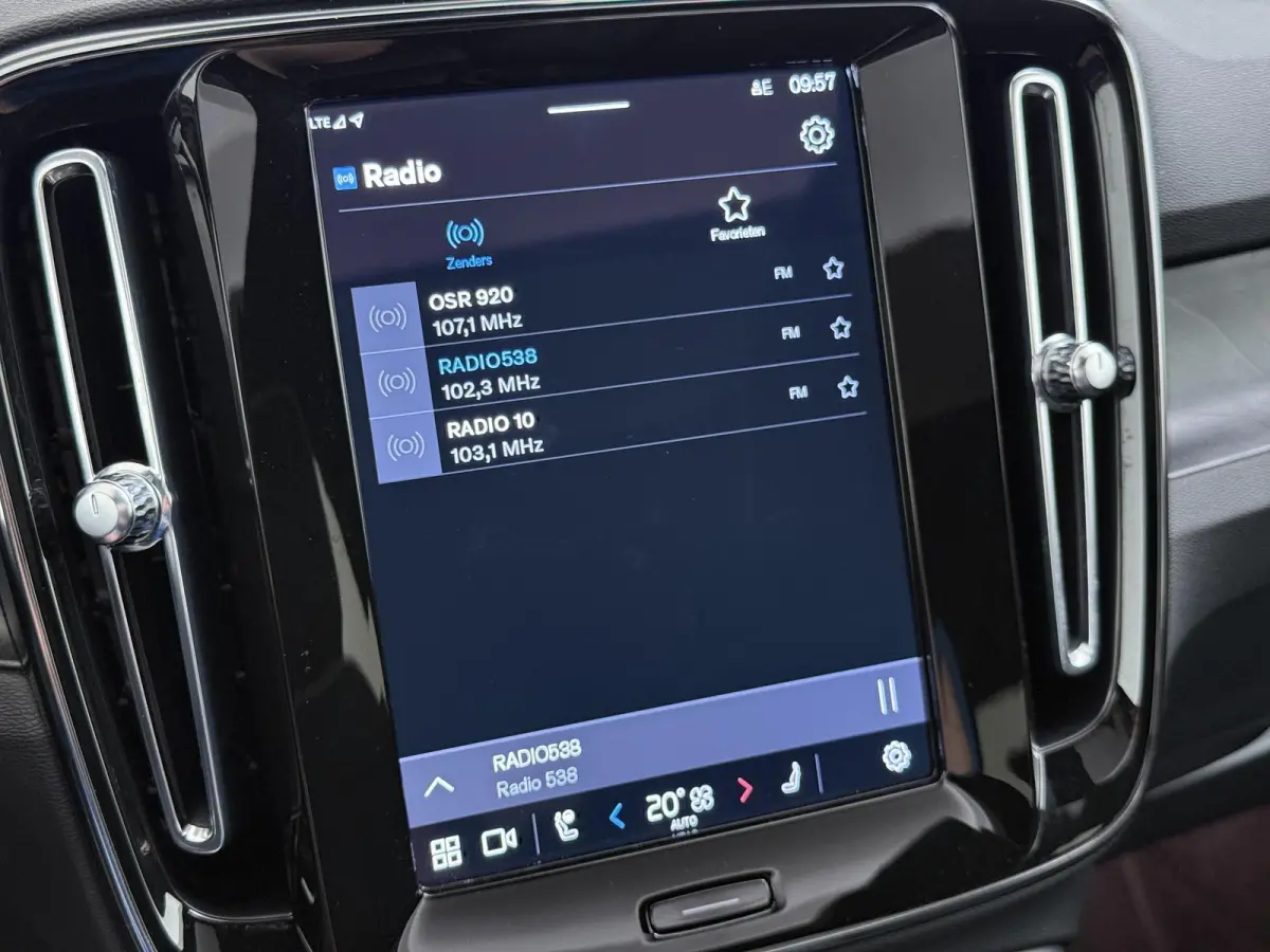 Recharge Core 69 kWh SOH 93%|VOLVO DEALER ONDERHOUDEN| ACHTERUITRIJCAMERA| PANORAMADAK| STOEL + STUURVERWARMING| RIJKLAARPRIJS INCL. 12 MAANDEN BOVAG GARANTIE|