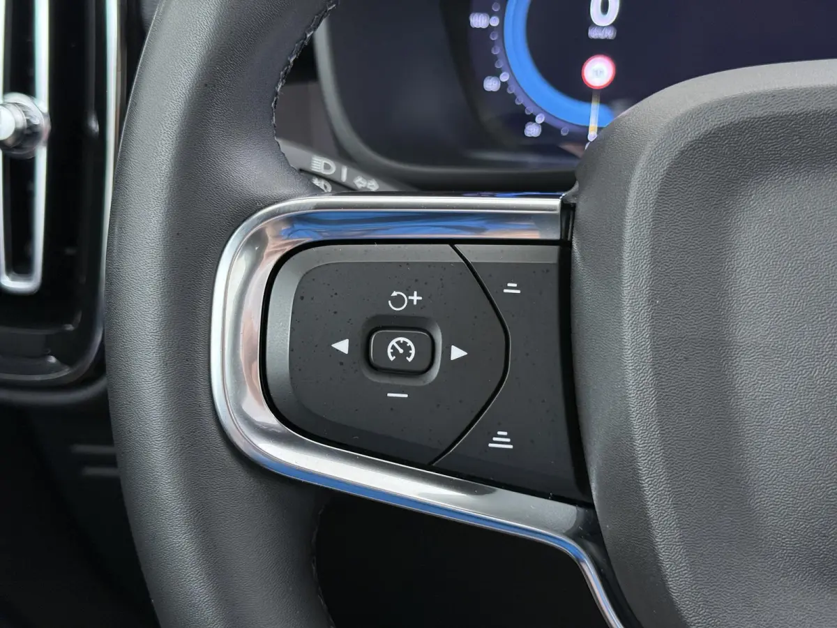 Recharge Core 69 kWh SOH 93%|VOLVO DEALER ONDERHOUDEN| ACHTERUITRIJCAMERA| PANORAMADAK| STOEL + STUURVERWARMING| RIJKLAARPRIJS INCL. 12 MAANDEN BOVAG GARANTIE|