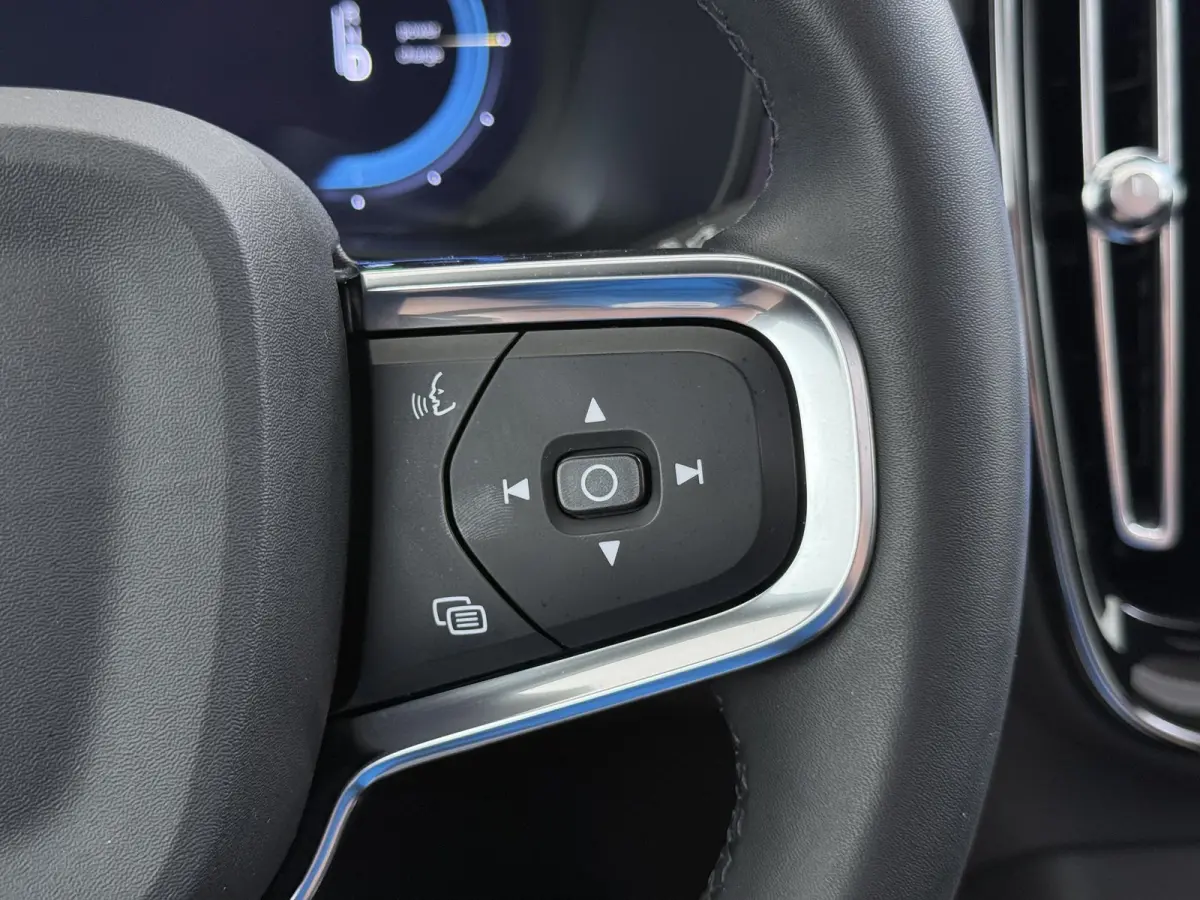 Recharge Core 69 kWh SOH 93%|VOLVO DEALER ONDERHOUDEN| ACHTERUITRIJCAMERA| PANORAMADAK| STOEL + STUURVERWARMING| RIJKLAARPRIJS INCL. 12 MAANDEN BOVAG GARANTIE|