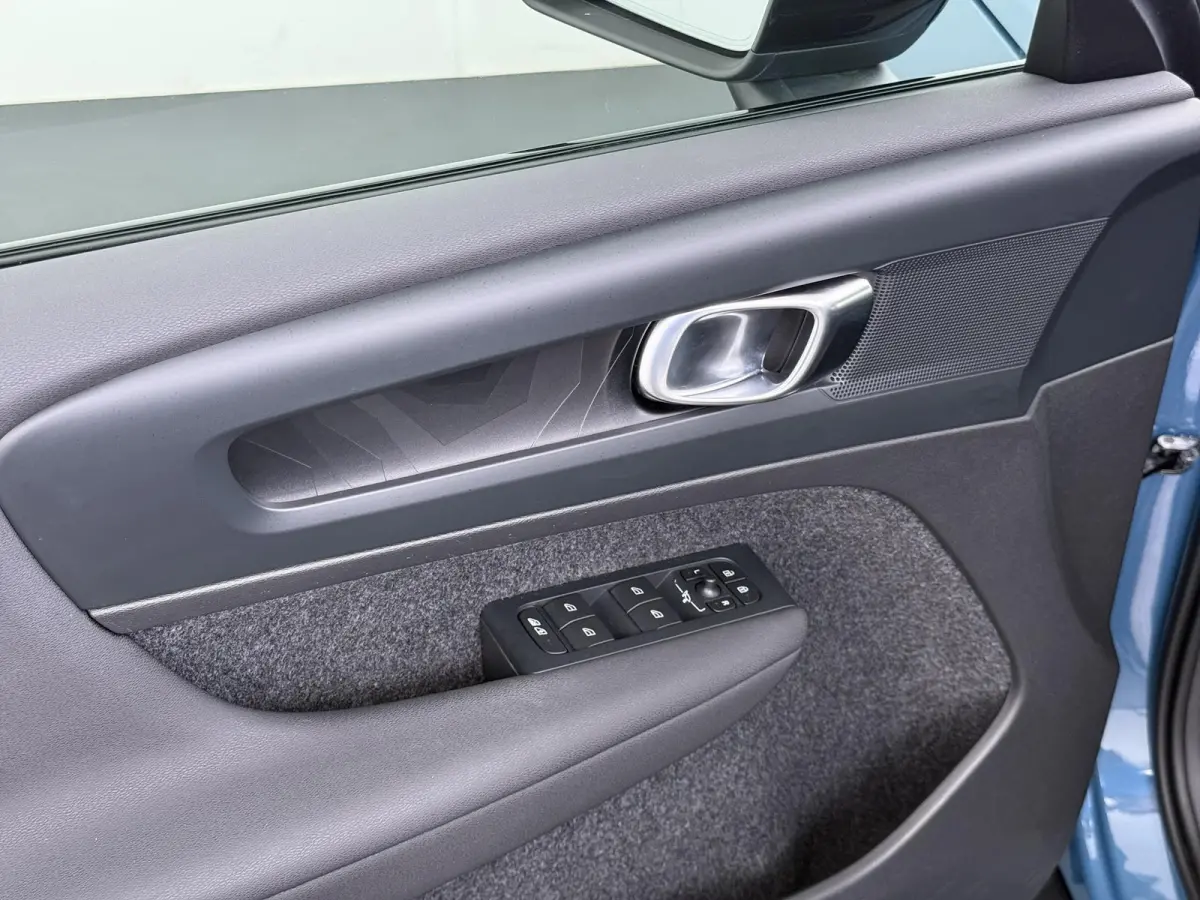 Recharge Core 69 kWh SOH 93%|VOLVO DEALER ONDERHOUDEN| ACHTERUITRIJCAMERA| PANORAMADAK| STOEL + STUURVERWARMING| RIJKLAARPRIJS INCL. 12 MAANDEN BOVAG GARANTIE|