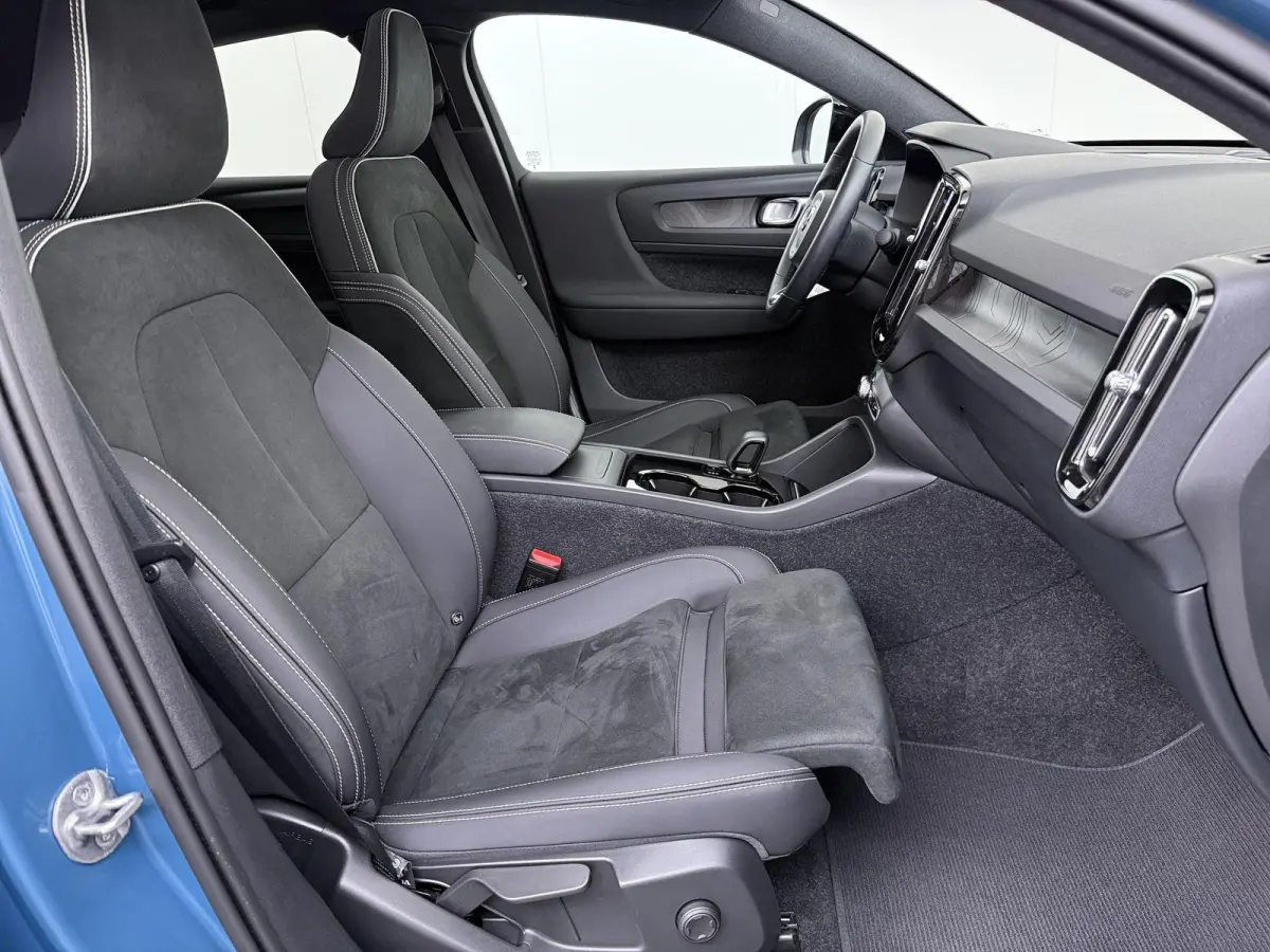 Recharge Core 69 kWh SOH 93%|VOLVO DEALER ONDERHOUDEN| ACHTERUITRIJCAMERA| PANORAMADAK| STOEL + STUURVERWARMING| RIJKLAARPRIJS INCL. 12 MAANDEN BOVAG GARANTIE|