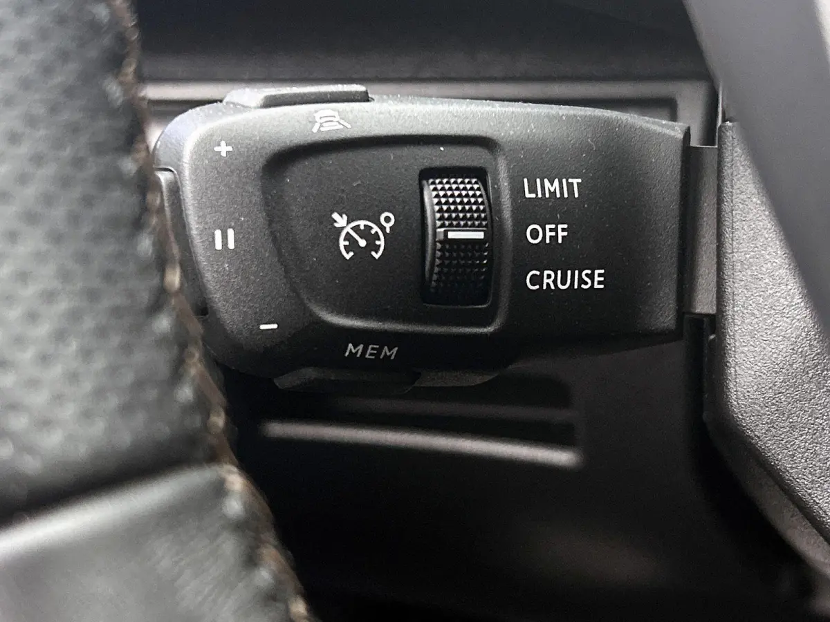 1.2 130pk GT Automaat | Navigatie | Adaptieve Cruise Control | Climate Control | Stoelverwarming | 18"LMV | LED | Dodehoekdetectie |