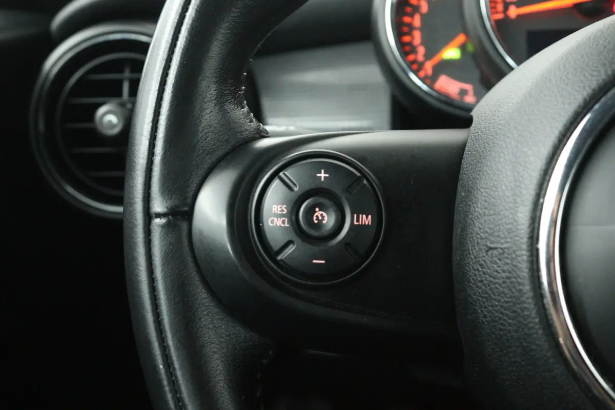 1.5 Pepper Serious Business (STOELVERWARMING, NAVIGATIE, CRUISE CONTROL, PARKEERSENSOREN)