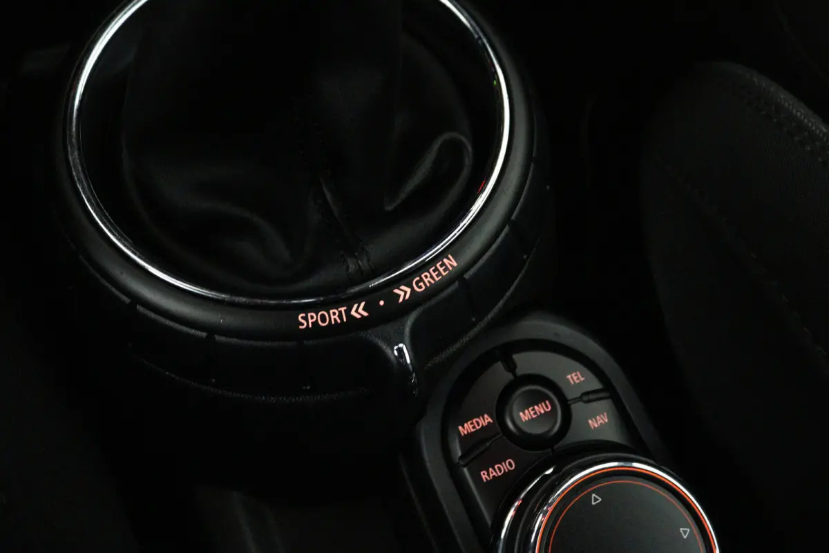 1.5 Pepper Serious Business (STOELVERWARMING, NAVIGATIE, CRUISE CONTROL, PARKEERSENSOREN)