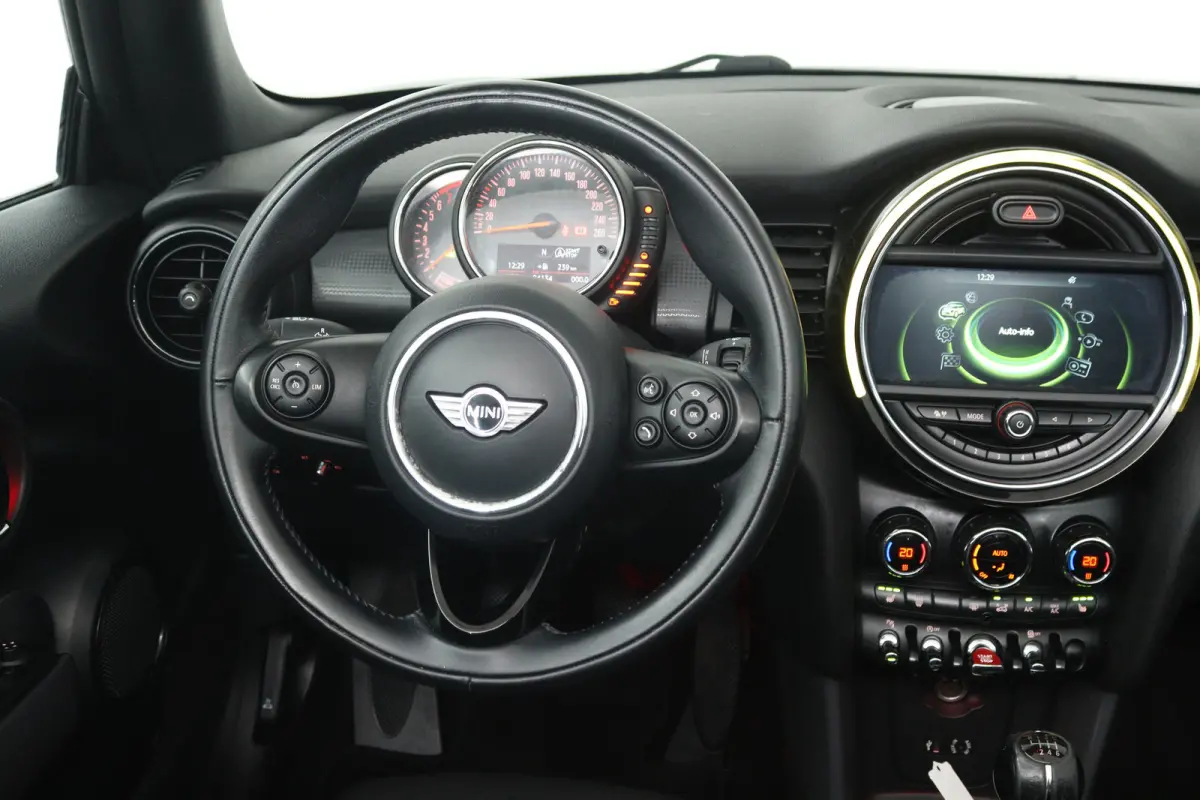 1.5 Pepper Serious Business (STOELVERWARMING, NAVIGATIE, CRUISE CONTROL, PARKEERSENSOREN)