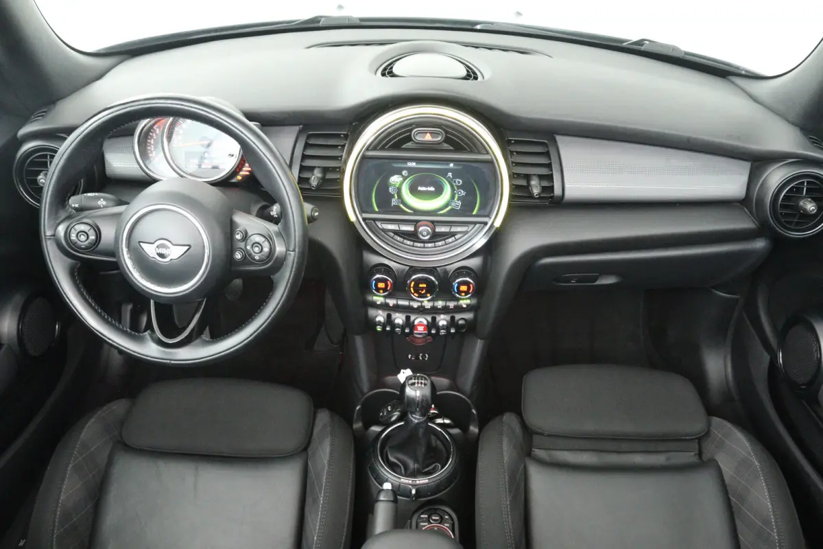 1.5 Pepper Serious Business (STOELVERWARMING, NAVIGATIE, CRUISE CONTROL, PARKEERSENSOREN)