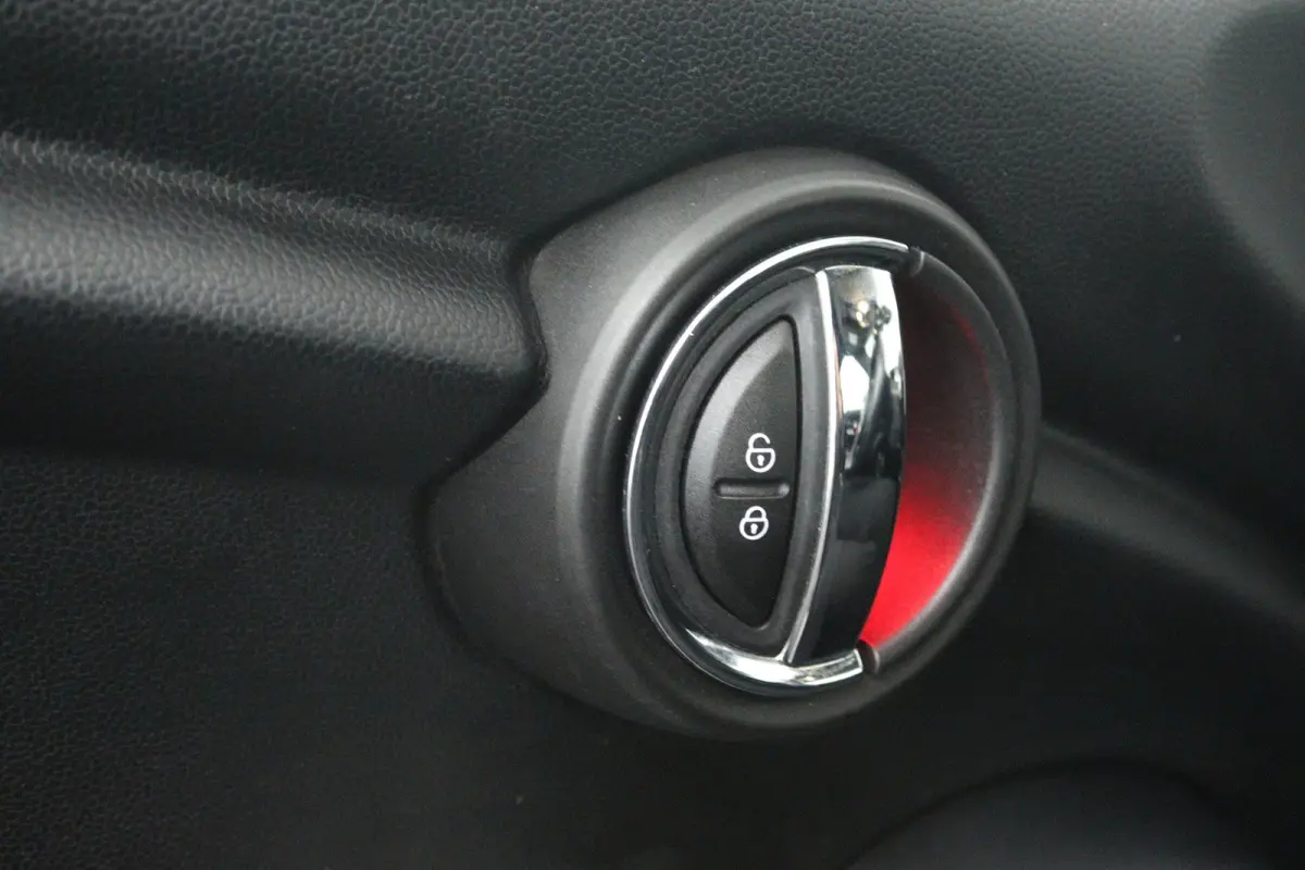 1.5 Pepper Serious Business (STOELVERWARMING, NAVIGATIE, CRUISE CONTROL, PARKEERSENSOREN)