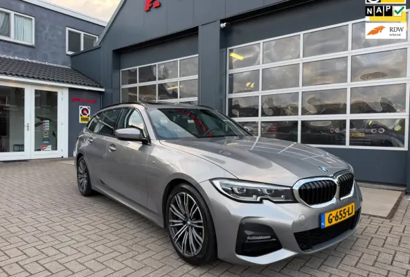 330i High Executive Edition M-Sport / Pano / Trekhaak / NL auto met NAP.