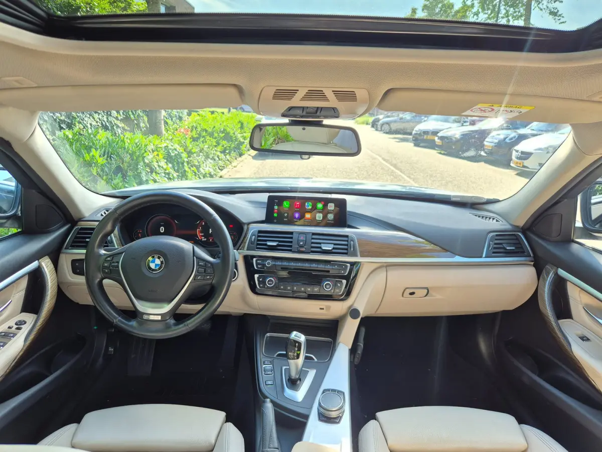 320i Luxury Edition Individual Schuifdak Apple CarPlay Virtual dash Camera LED NAP 2e eigenaar 320i Luxury Edition
