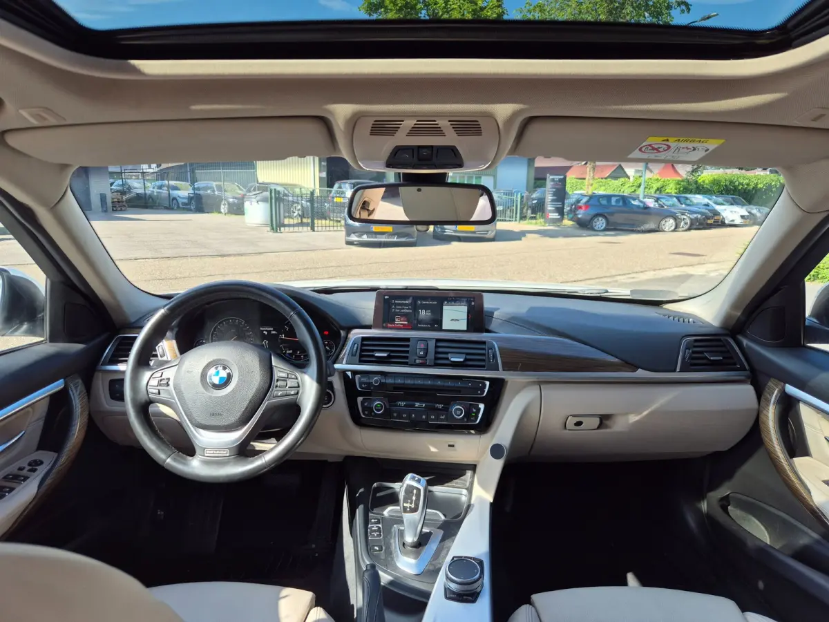320i Luxury Edition Individual Schuifdak Apple CarPlay Virtual dash Camera LED NAP 2e eigenaar 320i Luxury Edition