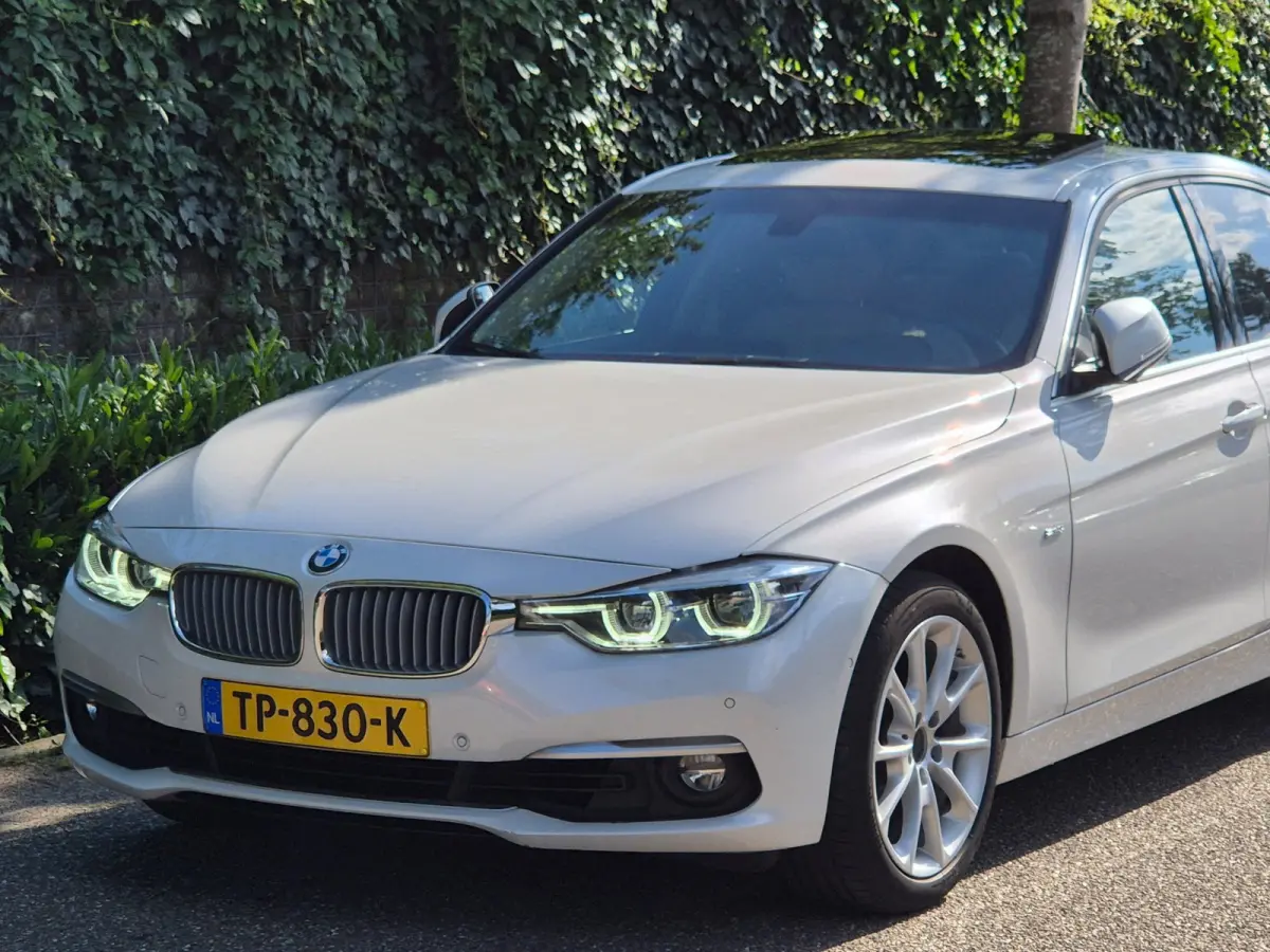 320i Luxury Edition Individual Schuifdak Apple CarPlay Virtual dash Camera LED NAP 2e eigenaar 320i Luxury Edition