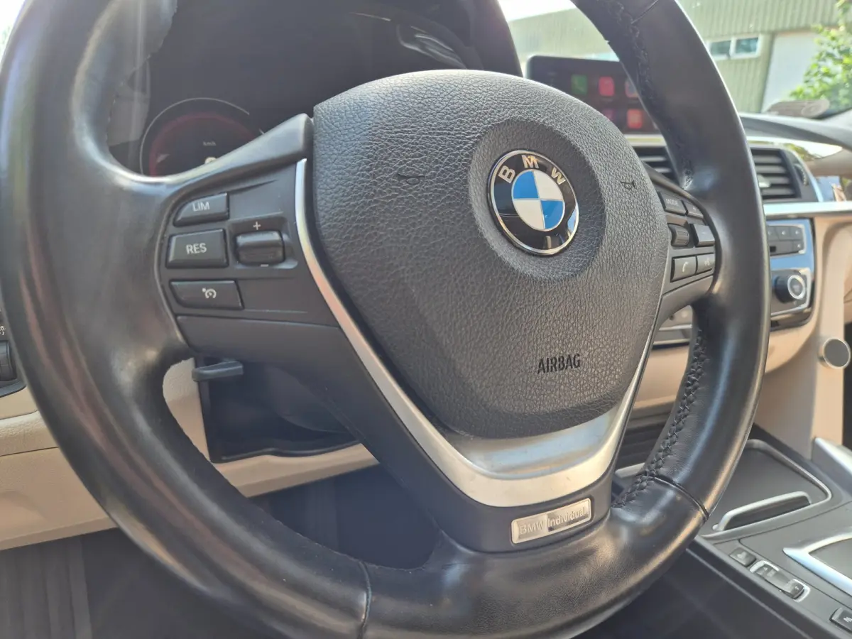 320i Luxury Edition Individual Schuifdak Apple CarPlay Virtual dash Camera LED NAP 2e eigenaar 320i Luxury Edition