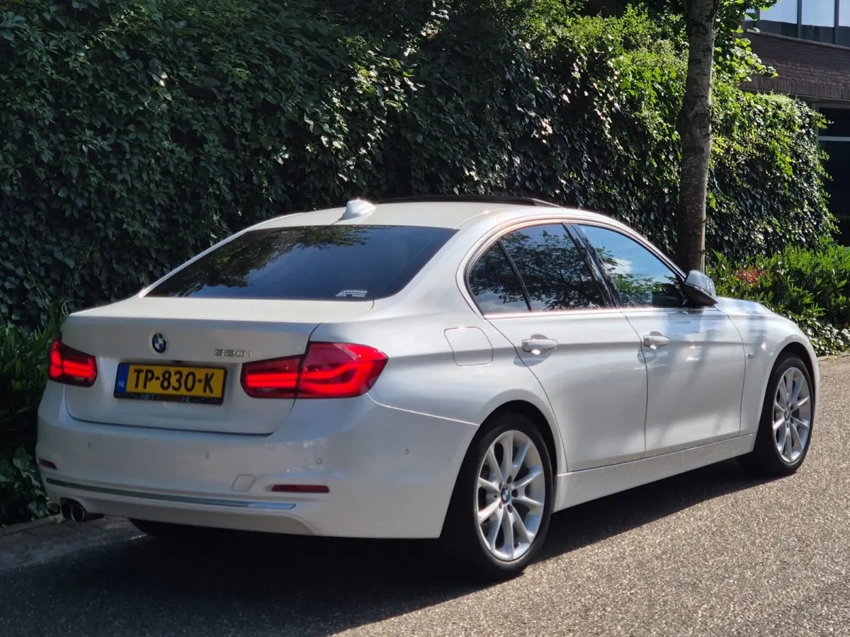 320i Luxury Edition Individual Schuifdak Apple CarPlay Virtual dash Camera LED NAP 2e eigenaar 320i Luxury Edition