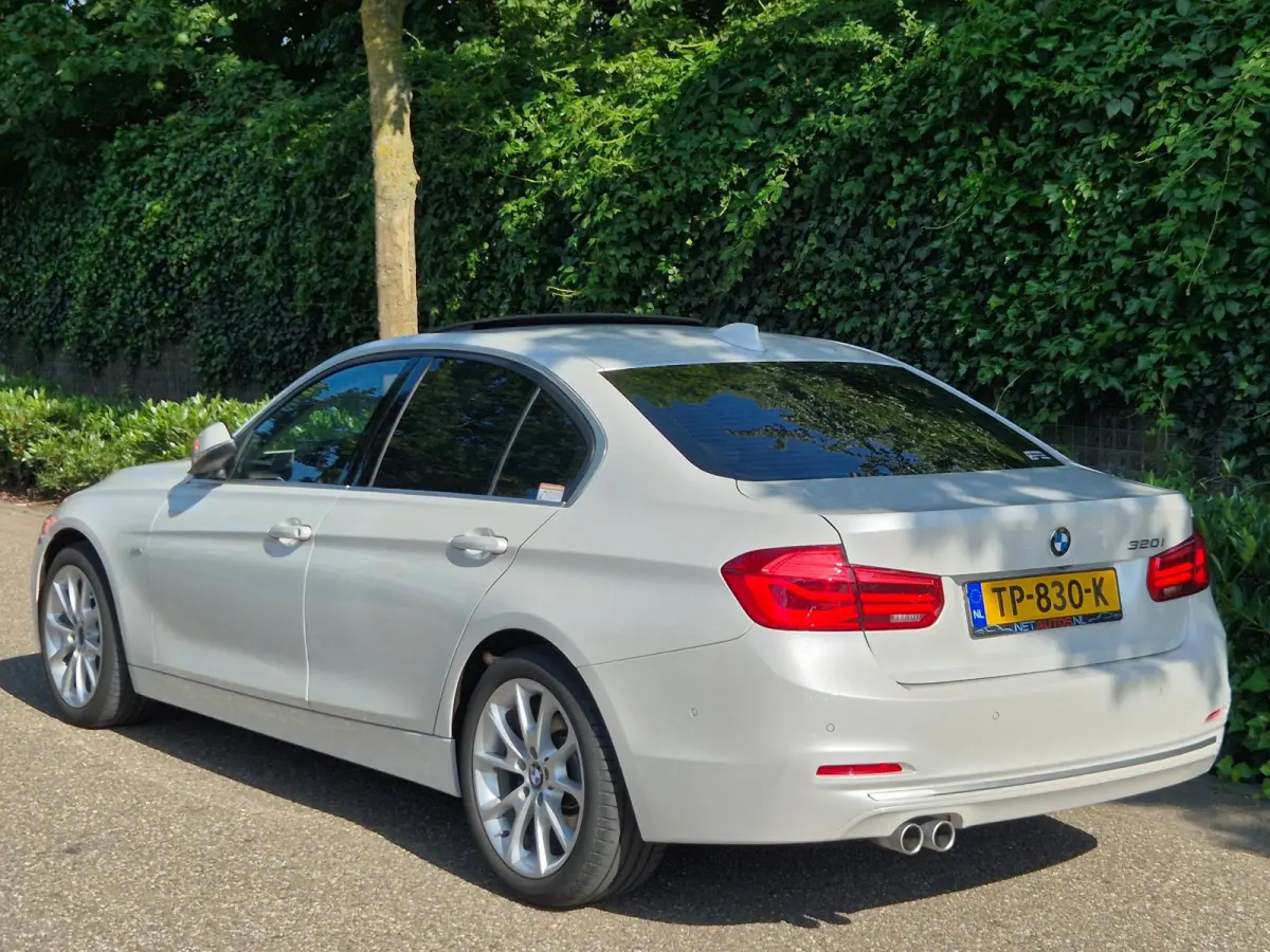 320i Luxury Edition Individual Schuifdak Apple CarPlay Virtual dash Camera LED NAP 2e eigenaar 320i Luxury Edition