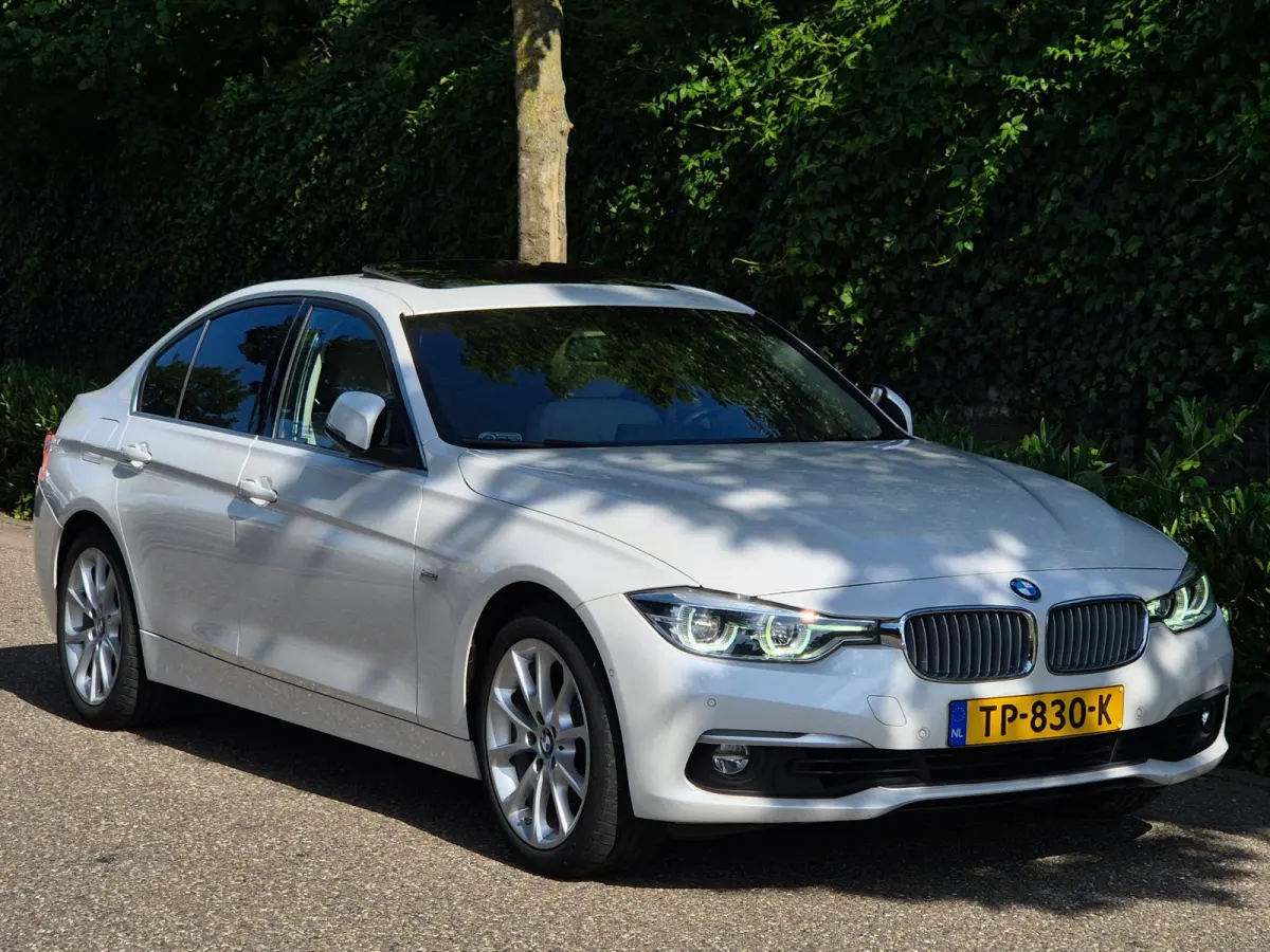 320i Luxury Edition Individual Schuifdak Apple CarPlay Virtual dash Camera LED NAP 2e eigenaar 320i Luxury Edition