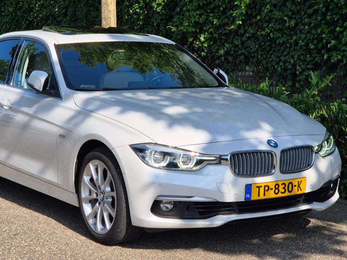 320i Luxury Edition Individual Schuifdak Apple CarPlay Virtual dash Camera LED NAP 2e eigenaar 320i Luxury Edition