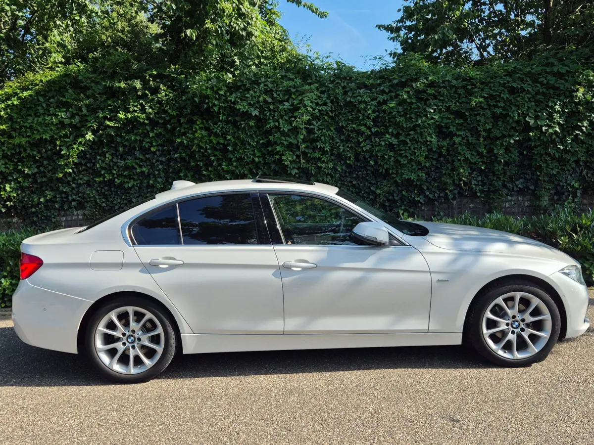 320i Luxury Edition Individual Schuifdak Apple CarPlay Virtual dash Camera LED NAP 2e eigenaar 320i Luxury Edition